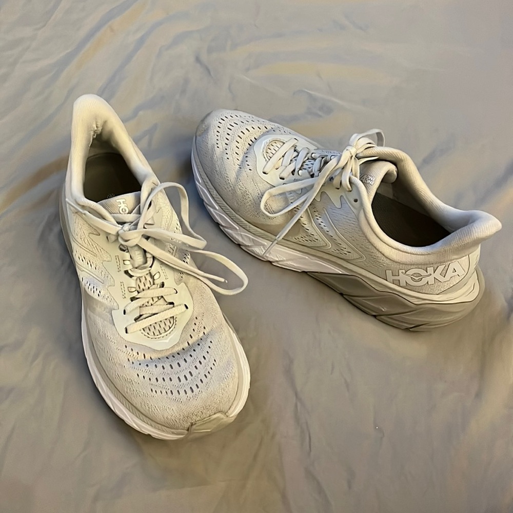 Hoka Arahi 5 running shoes